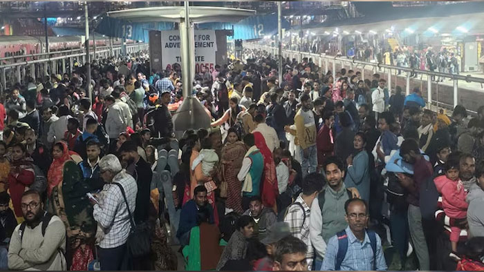 মহাকুম্ভমেলায় যাওয়ার পথে নয়াদিল্লি রেলস্টেশনে পদদলিত হয়ে অন্তত ১৮ জনের মৃত্যু